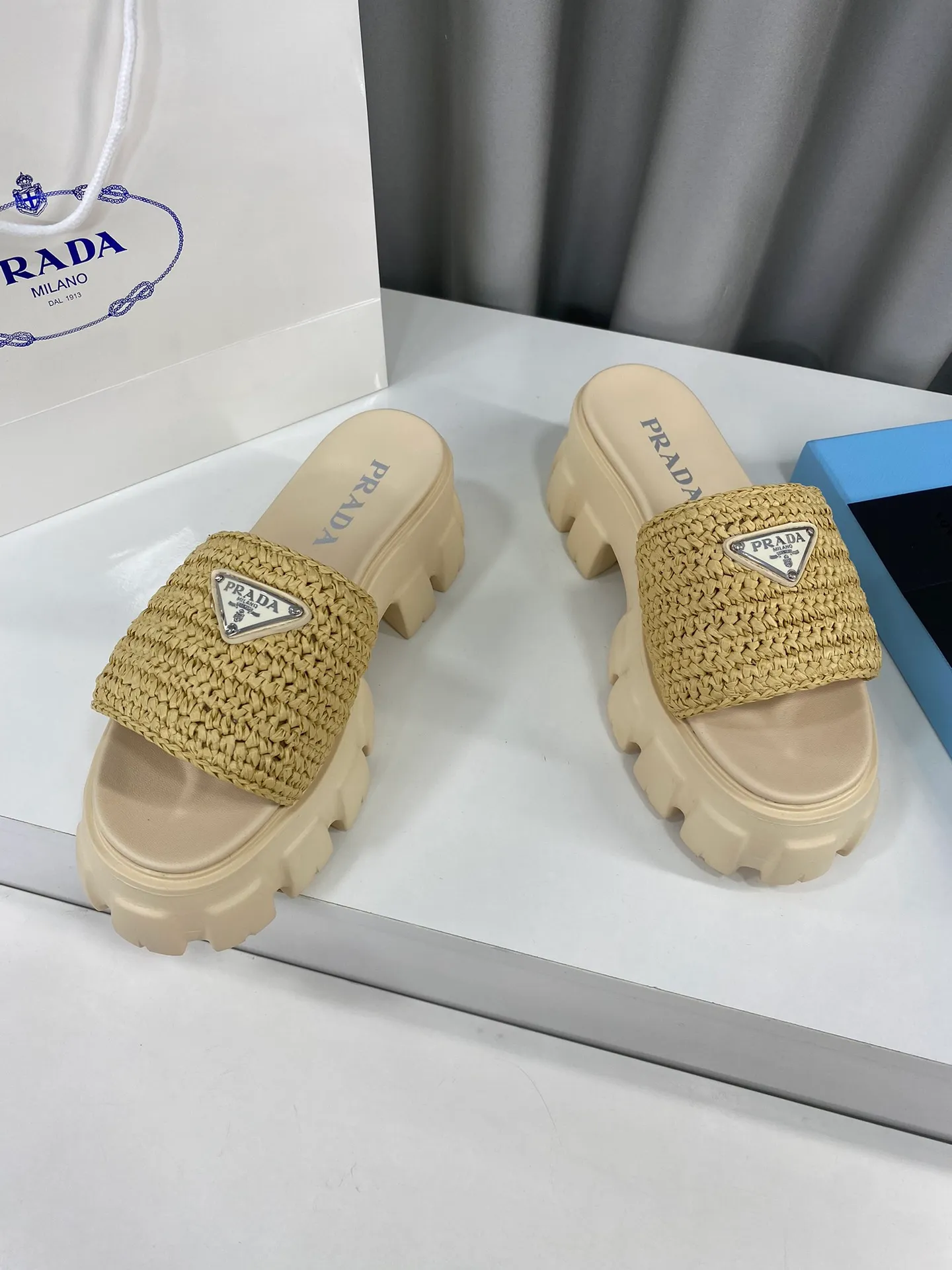 💕💕Factory direct selling price p460💕💕 Prada's latest tooth-woven thick-soled triangle buckle slippers☑️ Latest environmentally friendly PP material, fully handmade crochet, just like knitting sweaters, slow work and meticulous work, retro fashionable thick-soled shoes, with rubber uppers, making the whole pair of shoes light and comfortable. Bright colors, a variety of choices to meet the needs of fashionable people with different styles! The iconic metal triangle logo is paired with the shape of ancient beach slippers. Every design element is fashionable! Size: Women's 35-39 (34, 40, custom-made, non-returnable) Full set of counter original packaging